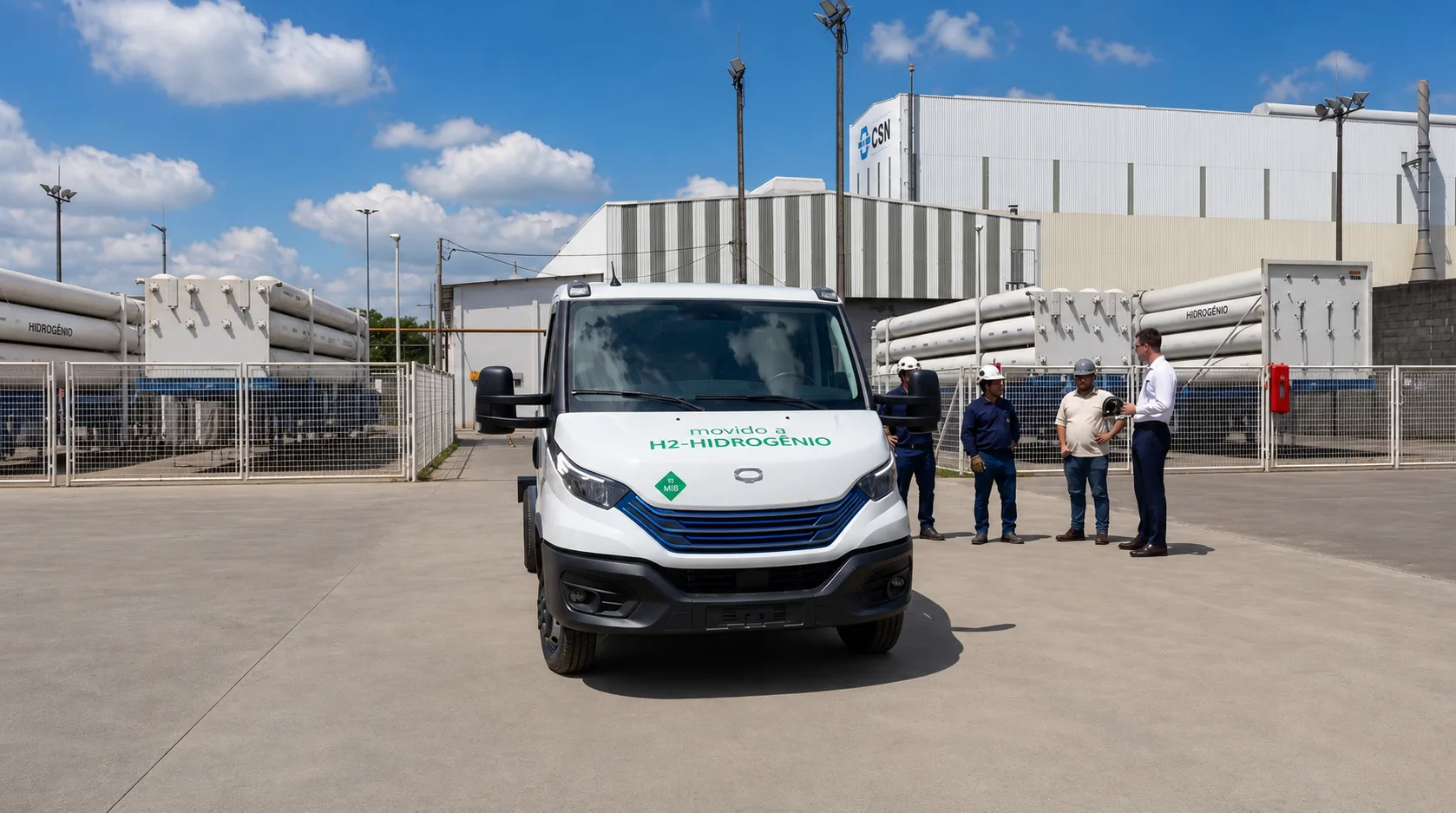 Caminhão a hidrogênio da AHS Energia em frente à fachada da CSN, cercado por colaboradores e feixes de cilindros de hidrogênio