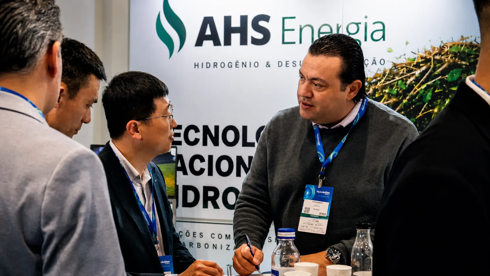 Registros fotográficos da AHS Energia na Hyvolution 2026.